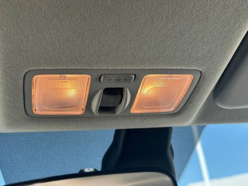 Used 2025 Hyundai Venue SEL FWD image 17