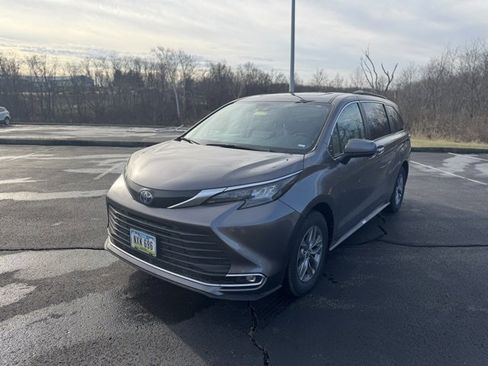 Used 2024 Toyota Sienna XLE image 7