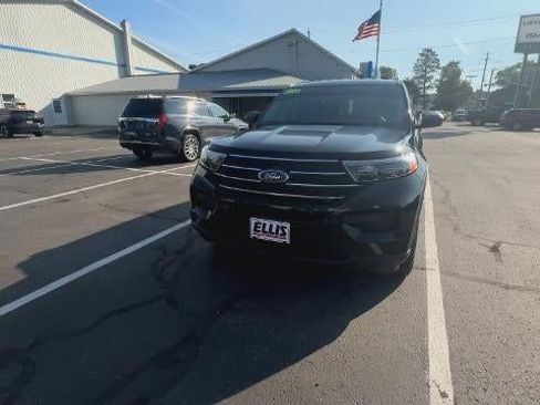Used 2023 Ford Explorer XLT image 3