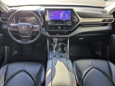 Used 2023 Toyota Highlander XLE image 16