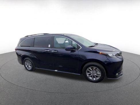 Used 2025 Toyota Sienna XLE image 2