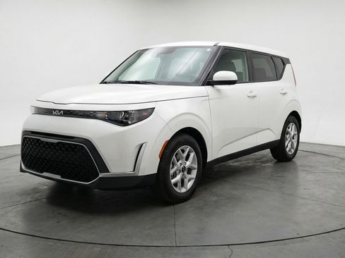 Used 2025 Kia Soul LX w/ LX Technology Package image 3