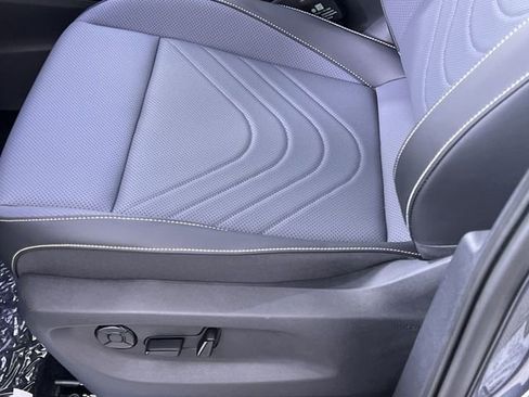 New 2025 Volkswagen Tiguan SE image 12