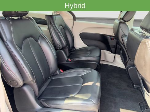 Used 2023 Chrysler Pacifica Touring-L FWD image 18