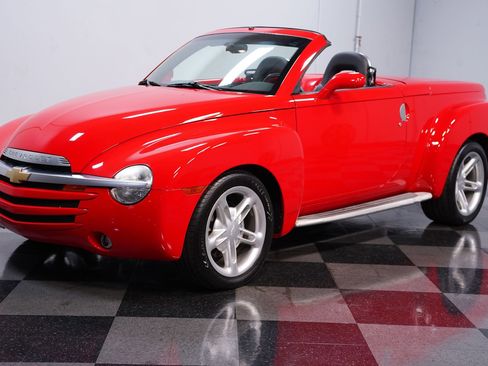 Used 2005 Chevrolet SSR image 2