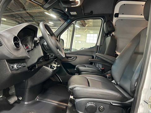 Used 2025 Mercedes-Benz Sprinter 2500 image 22