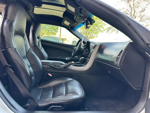 Used 2007 Chevrolet Corvette Coupe w/ Performance Package RWD image 19