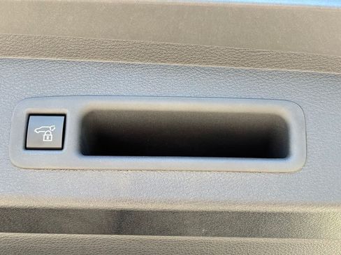 Used 2026 Toyota Sienna Limited FWD image 7
