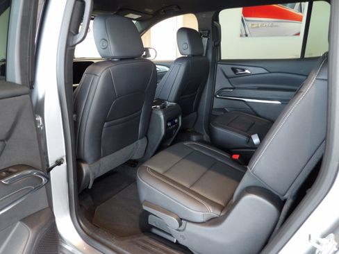 Used 2025 Chevrolet Traverse LT image 19