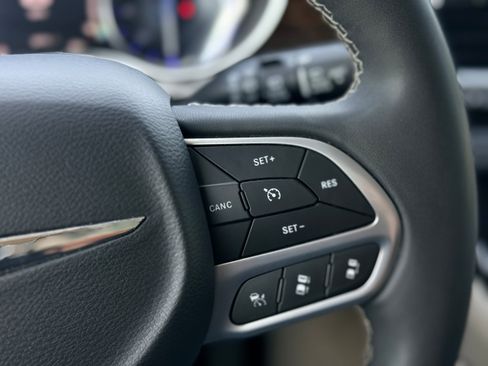 Used 2023 Chrysler Pacifica Limited FWD image 14