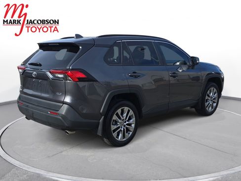 Used 2022 Toyota RAV4 XLE Premium image 9