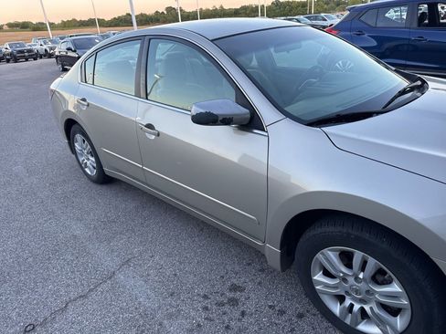 Used 2010 Nissan Altima 2.5 S w/ Convenience Pkg FWD image 2