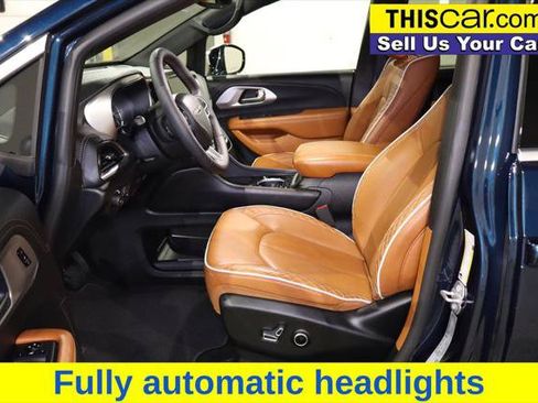 Used 2025 Chrysler Pacifica Pinnacle FWD image 28