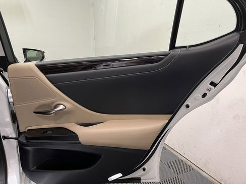 Used 2019 Lexus ES 300h w/ Luxury Package image 18