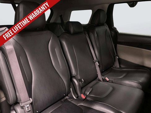 Used 2025 Kia Carnival FWD image 33