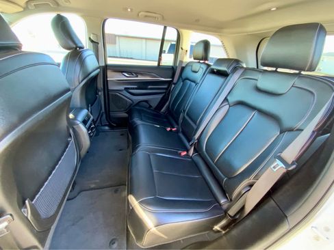 Used 2023 Jeep Grand Cherokee Limited image 25