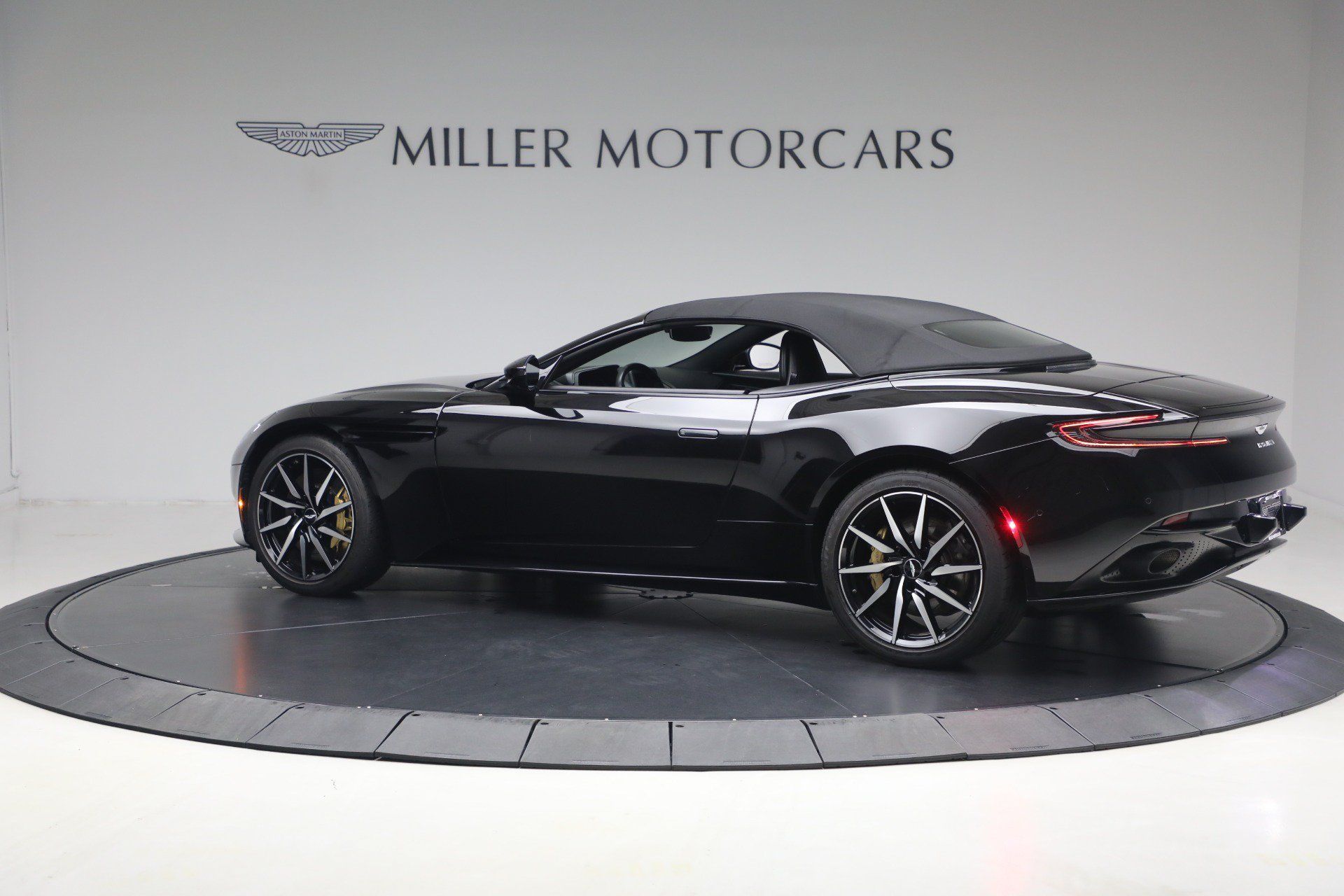 Used 2020 Aston Martin DB11 Volante RWD image 6