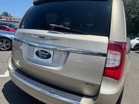 Used 2014 Chrysler Town & Country Touring FWD image 12