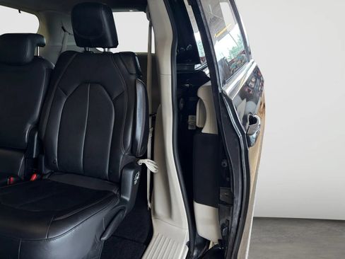 Used 2020 Chrysler Pacifica Touring-L FWD image 14