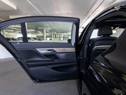 Used 2020 BMW 740i w/ M Sport Package RWD image 20