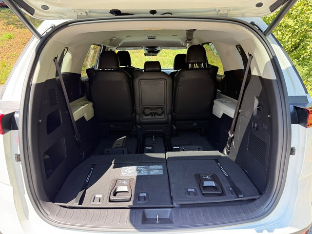 Used 2024 Kia Carnival EX FWD image 17