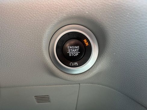 Used 2024 Chrysler Pacifica Touring-L FWD image 22