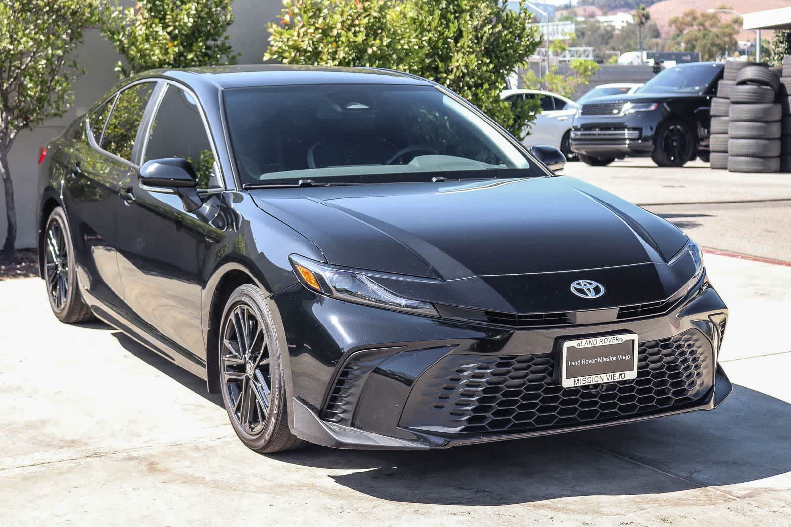 Used 2025 Toyota Camry SE FWD image 3