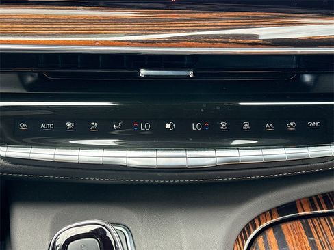 Used 2024 Cadillac Escalade Premium Luxury image 17