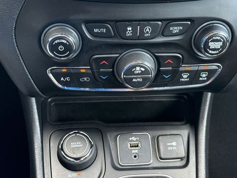 Used 2020 Jeep Cherokee Limited AWD/4WD image 33
