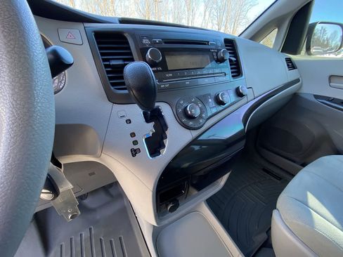 Used 2013 Toyota Sienna L image 27