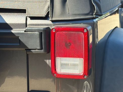 Used 2018 Jeep Wrangler Sport AWD/4WD image 16