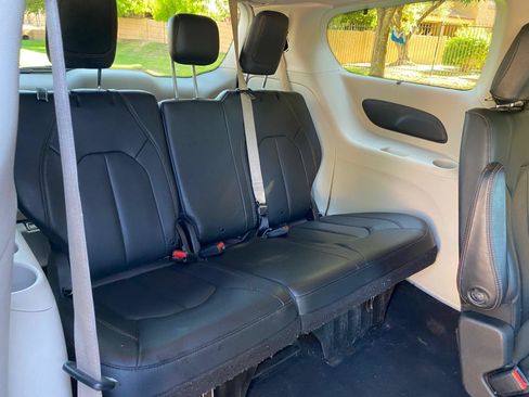 Used 2020 Chrysler Pacifica Touring-L FWD image 49