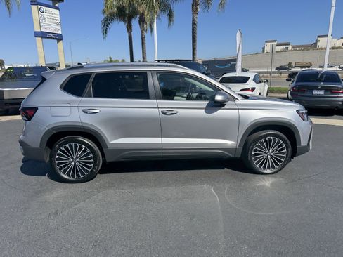 Used 2025 Volkswagen Taos SE image 6