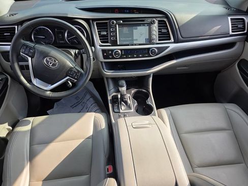 Used 2019 Toyota Highlander XLE FWD image 9