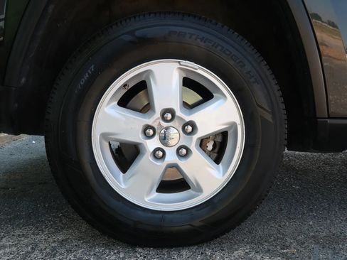 Used 2012 Jeep Grand Cherokee Laredo w/ Laredo E Group AWD/4WD image 50