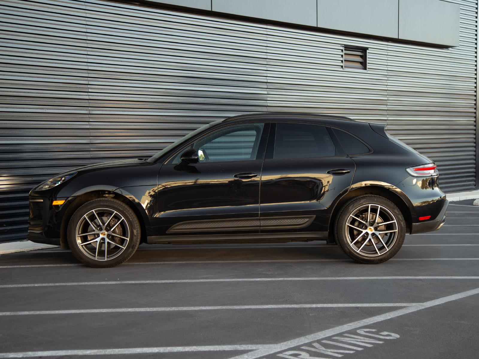 Certified 2023 Porsche Macan AWD/4WD image 2
