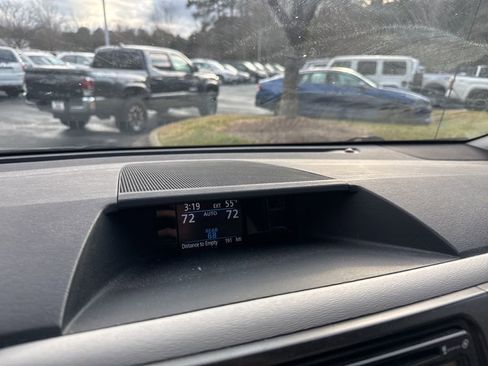 Used 2014 Toyota Sienna LE image 4