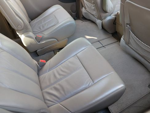 Used 2012 Chrysler Town & Country Limited image 12