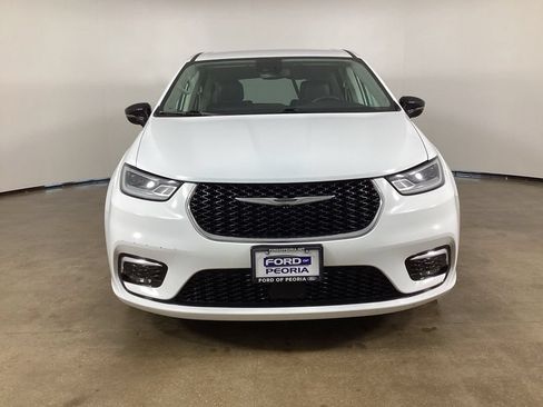 Used 2024 Chrysler Pacifica Touring-L FWD image 3