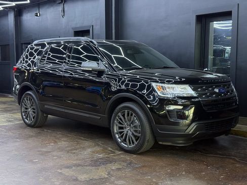 Used 2018 Ford Explorer XLT w/ XLT Appearance Package AWD/4WD image 11