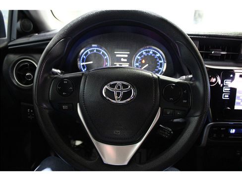 Used 2018 Toyota Corolla LE image 26