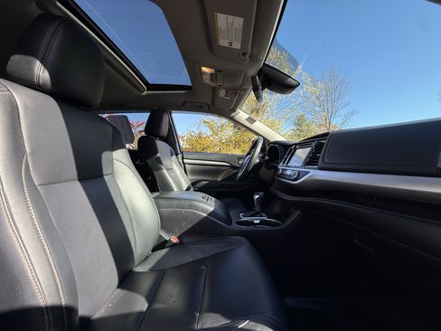 Used 2017 Toyota Highlander XLE image 41