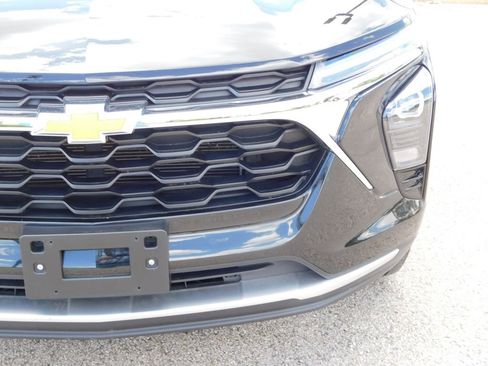 Used 2025 Chevrolet Trax LT w/ LT Convenience Package FWD image 9