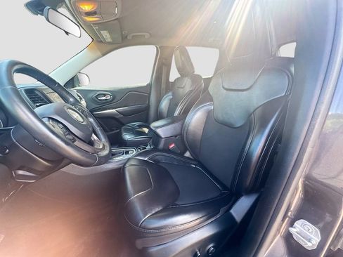 Used 2019 Jeep Cherokee Latitude Plus AWD/4WD image 18