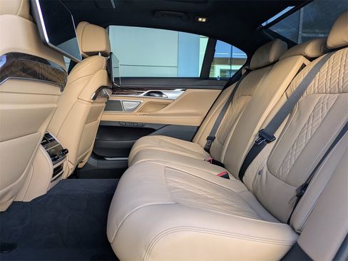 Used 2022 BMW 750i xDrive w/ Luxury Rear Seating Package image 13