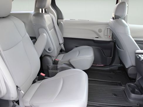 Used 2021 Toyota Sienna XLE w/ XLE Plus Package FWD image 22