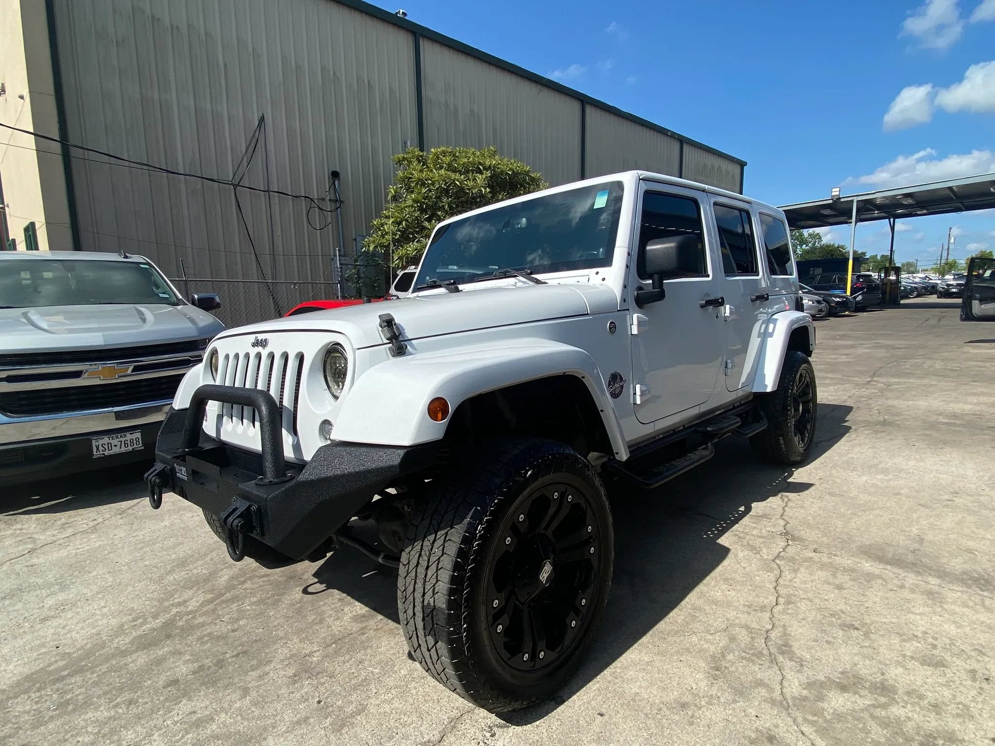 Used 2014 Jeep Wrangler Unlimited Sahara w/ Connectivity Group AWD/4WD image 3