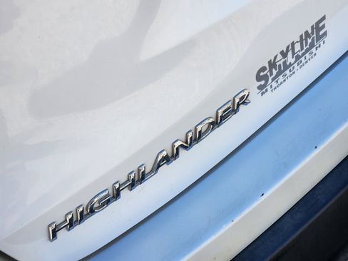 Used 2018 Toyota Highlander XLE w/ Carpet Mat Package (TMS) AWD/4WD image 8