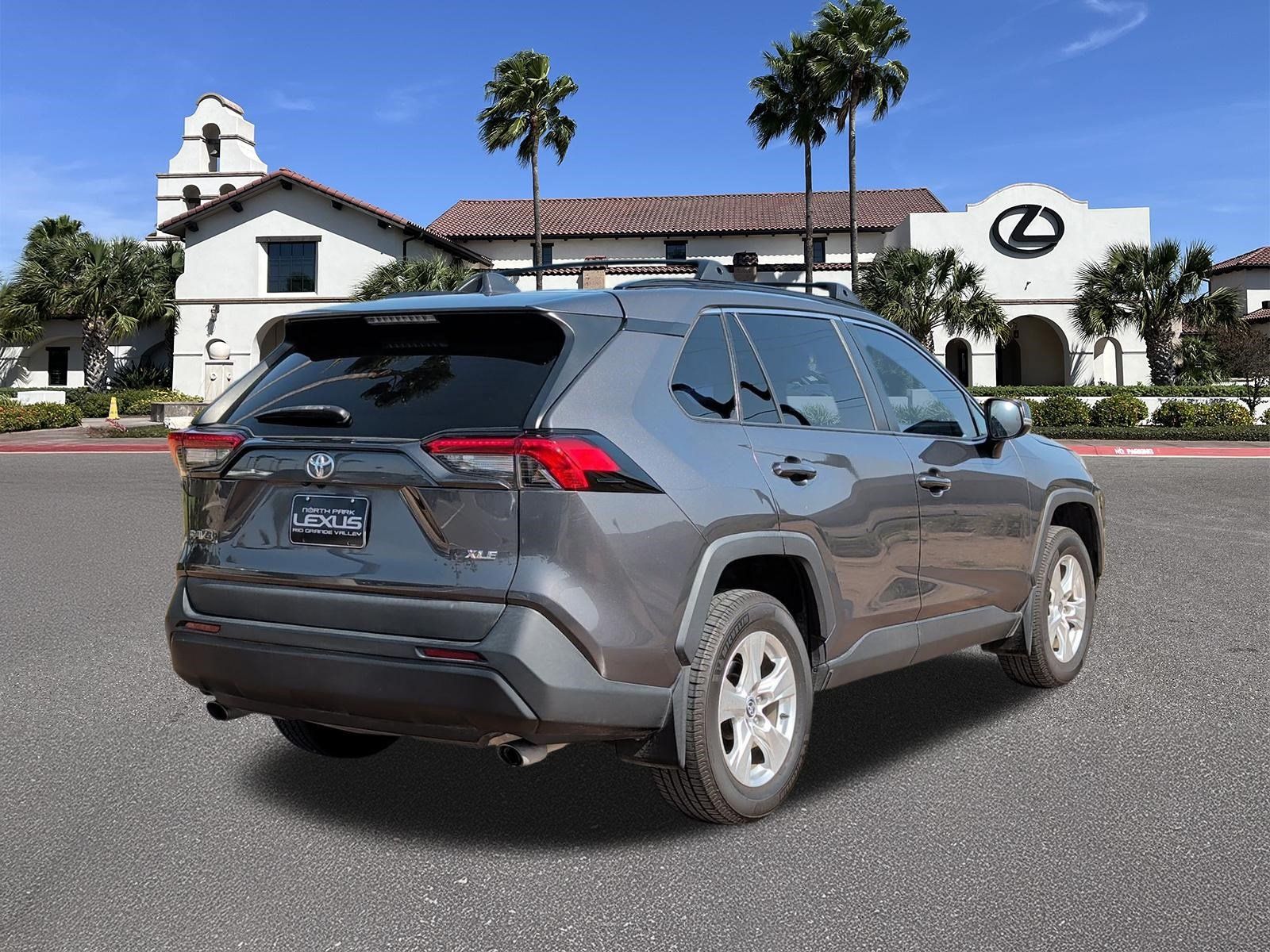 Used 2021 Toyota RAV4 XLE w/ Convenience Package FWD image 2