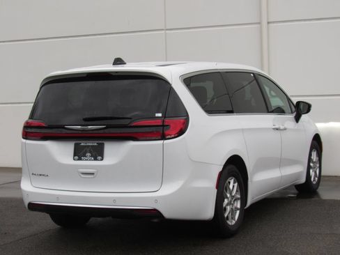 Used 2024 Chrysler Pacifica Touring-L FWD image 6